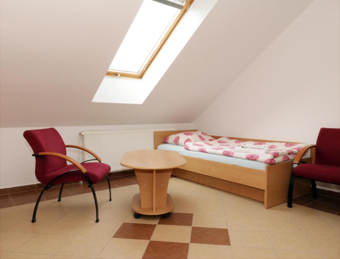 Penzion Hůrka Hotel Dolni Libchavy Bagian luar foto