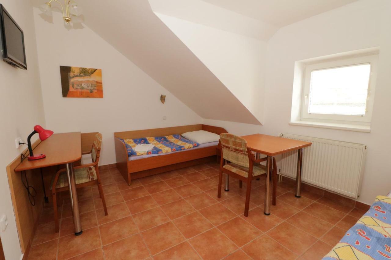 Penzion Hůrka Hotel Dolni Libchavy Bagian luar foto