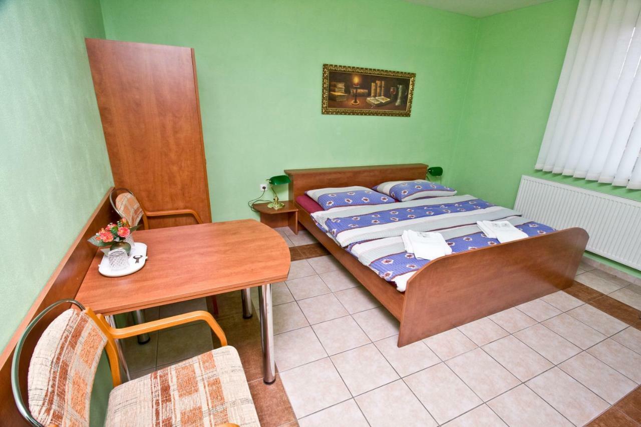 Penzion Hůrka Hotel Dolni Libchavy Bagian luar foto