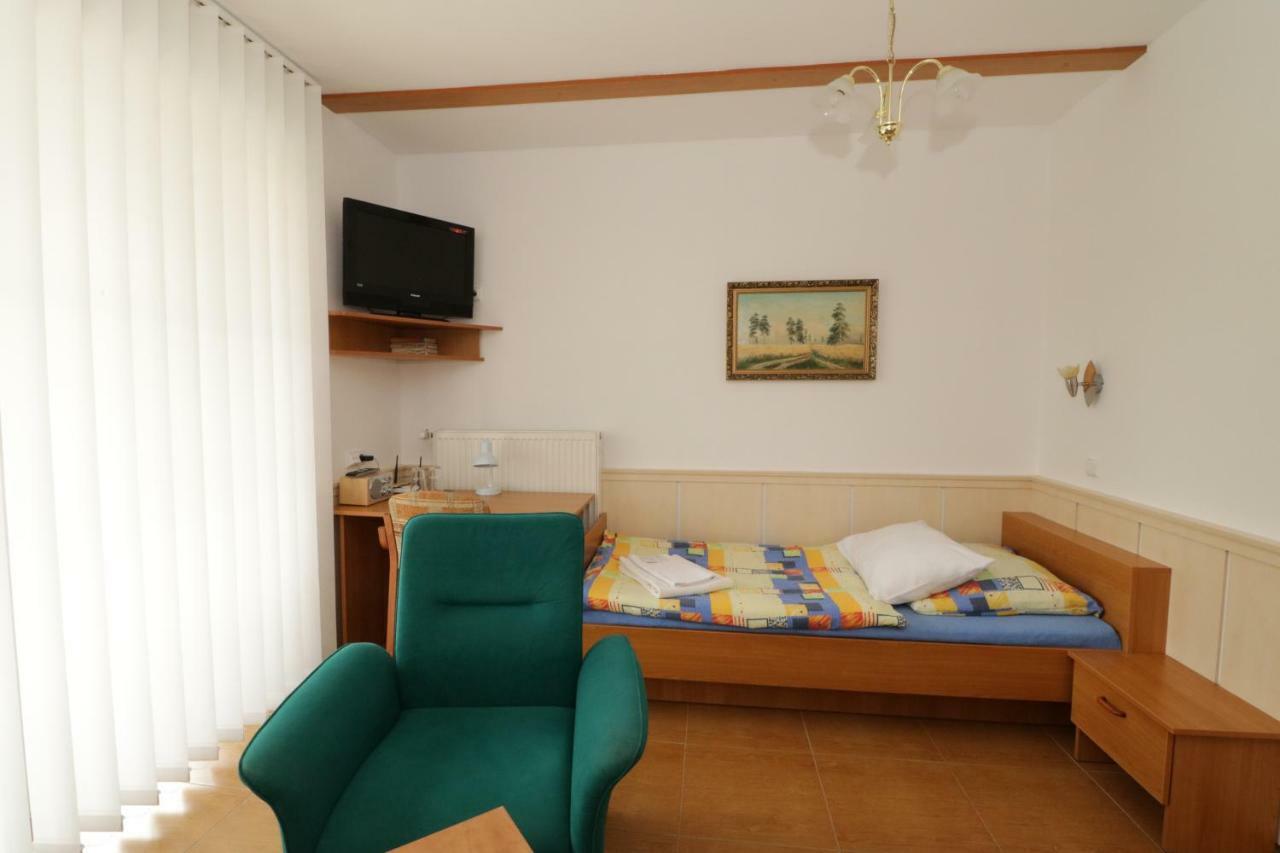 Penzion Hůrka Hotel Dolni Libchavy Bagian luar foto