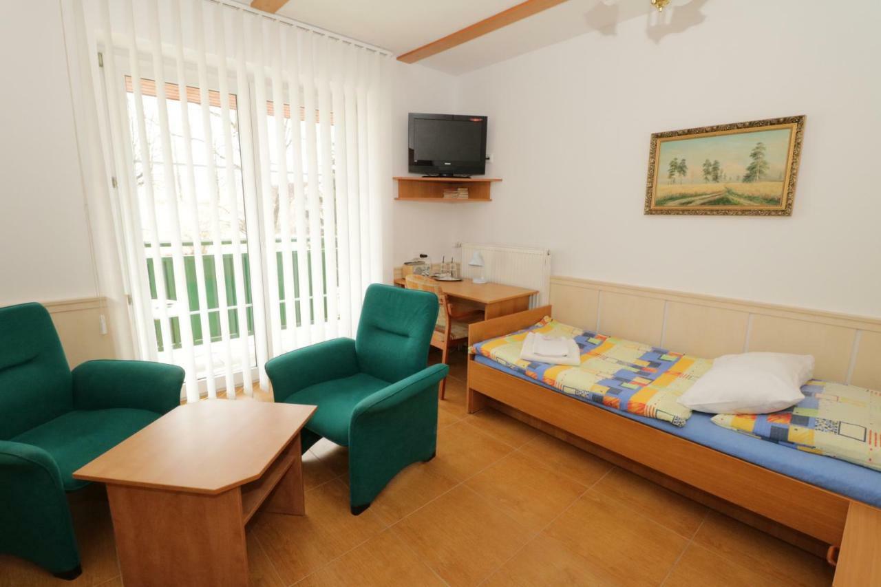 Penzion Hůrka Hotel Dolni Libchavy Bagian luar foto
